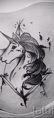 Et eksempel på et foto med en cool enhjørningstatovering til en artikel om betydningen af tatovering 12