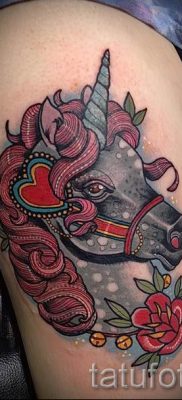 Et eksempel på et foto med en sej enhjørningstatovering til en artikel om betydningen af tatovering 10