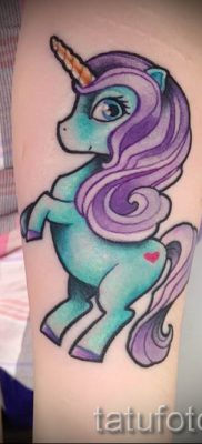 Et eksempel på et foto med en sej enhjørningstatovering til en artikel om betydningen af tatovering 9