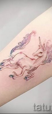 Et eksempel på et foto med en sej enhjørningstatovering til en artikel om betydningen af tatovering 8