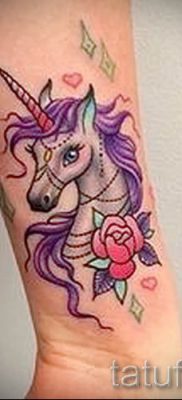 Et eksempel på et foto med en cool enhjørningstatovering til en artikel om betydningen af tatovering 7