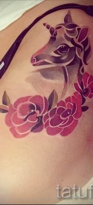 Et eksempel på et foto med en cool enhjørningstatovering til en artikel om betydningen af tatovering 5