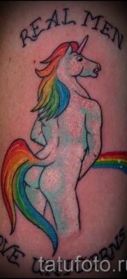 Et eksempel på et foto med en cool enhjørningstatovering til en artikel om betydningen af tatovering 4