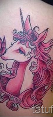 Et eksempel på et foto med en sej enhjørningstatovering til en artikel om betydningen af tatovering 3