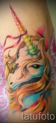 Et eksempel på et foto med en sej enhjørningstatovering til en artikel om betydningen af tatovering 2