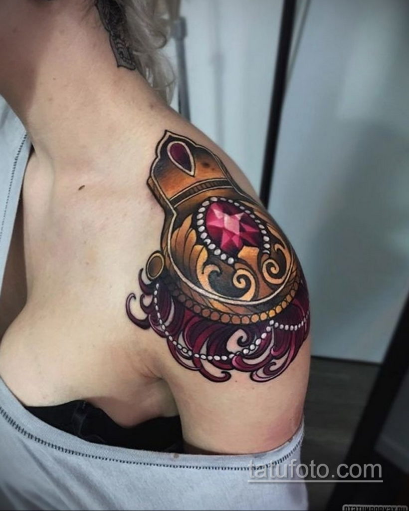 fotó epaulet tetoválásról a vállon (vállpánt) 2019.12.12.