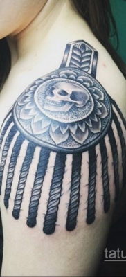 fotó epaulet tetoválásról a vállon (vállpánt) 2019.12.12.