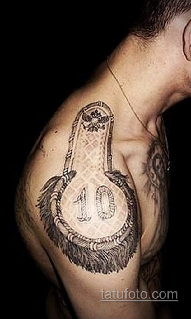 fotó epaulet tetoválásról a vállon (vállpánt) 2019.12.12.