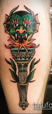 TORCH TATTOO # 211 vrijedna je verzija uzorka koji se lako može koristiti za izmjenu i tetoviranje baklje u bodljikavoj žici