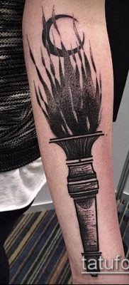 TATTOO TORCH No. 105 - ekskluzivna verzija uzorka koji se može dobro upotrijebiti za obradu i primjenu kao tetovaža baklje na ruci