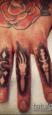 TORCH TATTOO # 52 zanimljiva je verzija uzorka koji se može dobro koristiti za transformaciju i tetoviranje baklje na ramenu