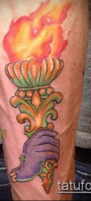 TORCH TATTOO # 240 je cool verzija uzorka koji se može uspješno koristiti za transformaciju i tetoviranje baklje u ruci