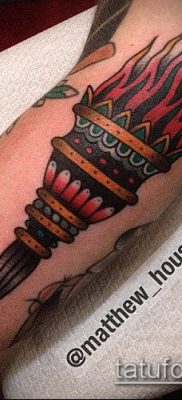 TATTOO TORCH No. 482 - jedinstvena verzija uzorka koji se može uspješno koristiti za obradu i tetoviranje baklje na ramenu