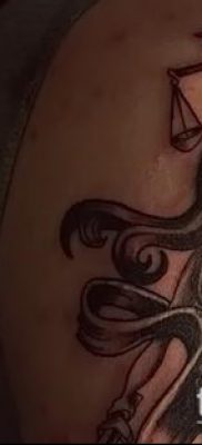 fotó Themis tetoválásról (jelentése) - egy példa egy érdekes tetoválási tervre - 046