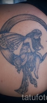 Tündér tetoválás a Holdon