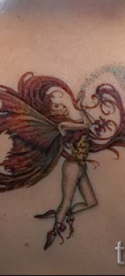 Tündér tetoválás a hátán