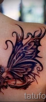 Tündér tetoválás gyönyörű szárnyakkal - tetoválás egy nő jobb lapockáján