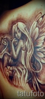 Tündér hosszú fülű tetoválással