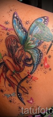 Tündér tetoválás pillangókkal