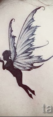 Tündér tetoválás a hát közepén - a nyak alatt