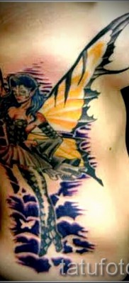 Tündér tetoválás az oldalon és a mellkason