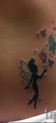 Tündér és pillangó tetoválás - szexi változat a combon - a női has alján