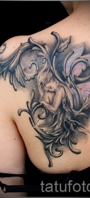 Tündér tetoválás monogramokban - egy lehetőség egy lapockás lány számára