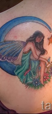 Tündér tetoválás - színes munka holddal a lány lapockáján