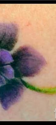 az ibolya tetoválás fotója az ibolya tetoválás jelentését bemutató cikkhez - tatufoto.ru - 3
