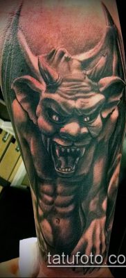 Fotó egy vízköpő tetoválásról (jelentése) - egy példa egy érdekes tetoválási tervre - 002