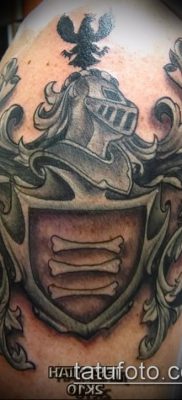 Tetovažni grb s monogramima - opcija na fotografiji