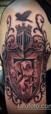 primjer tetovažnog grba sa štitom i viteškom kacigom