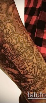 fotografija tetovaže grba (značenje) - primjer zanimljivog dizajna tetovaže - 079