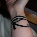 татуировка око на планина номер 606 е достойна версия на картината, която може да се използва добре за трансформиране и прилагане като татуировка око на планина в триъгълник