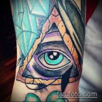 татуировка око на планина # 815 е интересна версия на модела, която може лесно да се използва за трансформиране и прилагане като татуировка на окото на планината на врата