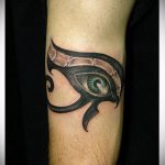 татуировка око на планина № 468 е интересна версия на модела, който може лесно да се използва за обработка и нанасяне като татуировка на окото на планината на врата