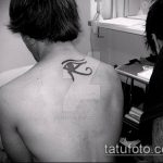 татуировка око на планина # 525 е готина версия на картината, която може да се използва добре за финализиране и нанасяне на татуировка на китката като планина за око