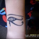 татуировка око на планина номер 36 е готина версия на картината, която може успешно да се използва за промяна и прилагане като татуировка на окото на планината на врата