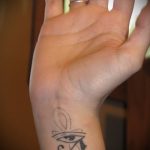 татуировка око на планина номер 474 е готина версия на картината, която може да се използва добре за финализиране и прилагане като татуировка на окото на планината на врата