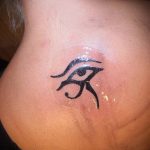 татуировка око на планина номер 619 - уникална версия на модела, която може успешно да се използва за трансформиране и прилагане като око за татуировка с планинско значение за жени