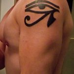 око на планинска татуировка номер 115 - интересна версия на модела, която може лесно да се използва за трансформиране и прилагане като око на надпис на планинска татуировка