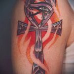 татуировка око на планина № 604 е достойна версия на модела, който може успешно да се използва за обработка и нанасяне като татуировка на окото на планината на врата