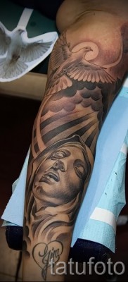 Снимка на татуировка на гълъб и женско лице