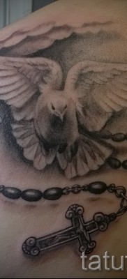 Снимка на татуировка на гълъб и кръст на броеница