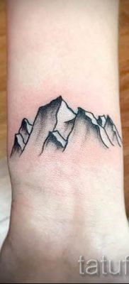 foto-tatu-gory-dlya-stati-pro-znachenie-tatuirovki-s-risunkom-gor-035-tatufoto-ru