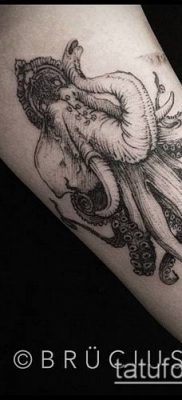 гравиране на татуировка # 904 е достойна версия на модела, който може лесно да се използва за промяна и нанасяне на гравиране върху рамото като татуировка