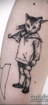 гравиране на татуировка # 552 е готина версия на модела, която може успешно да се използва за обработка и прилагане като малка гравюра за татуировка