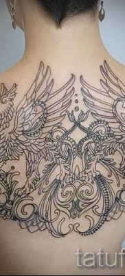 татуировка грифон на гърба - снимка за статия за значението на 2