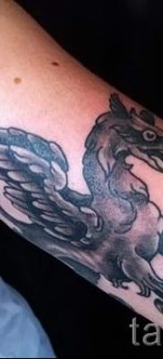 грифон татуировка на ръка - снимка за статия за значението на 2