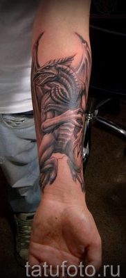 татуировка грифон на предмишницата - снимка за статия за значението на 1